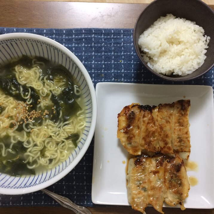 出し汁をとったスープで頂く、インスタントラーメン